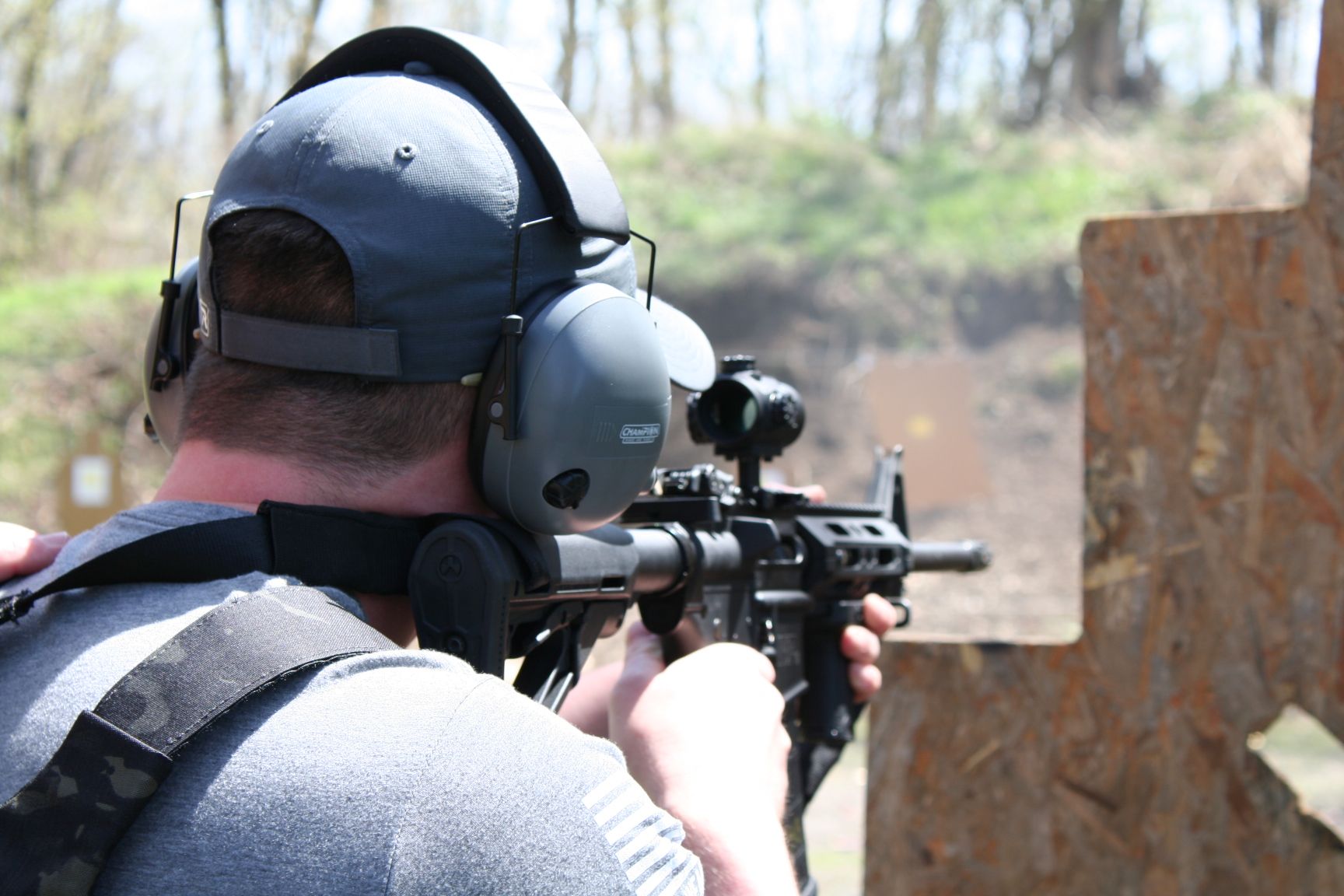 xbcjtVq0 Up close of student firing rifle